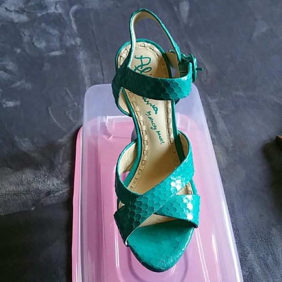 Heels - Picture 2 of 4